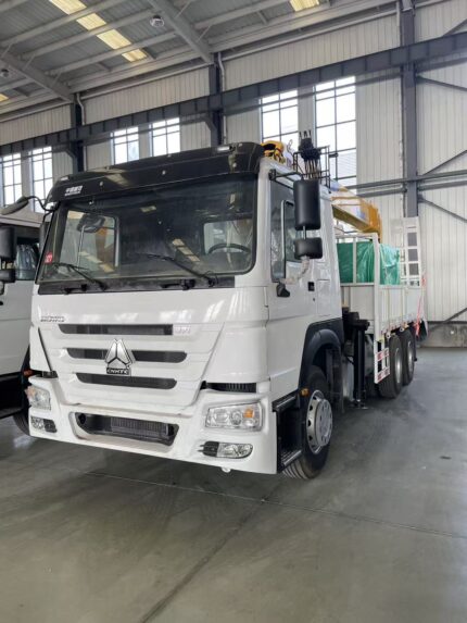 Howo Classic 6x4 Truck Crane with Weichai Engine, 371 Horsepower, XCMG 3-Section 16-Meter Boom, Maximum Lifting Capacity 22 Tons, Customizable for Foldable Boom Replacement